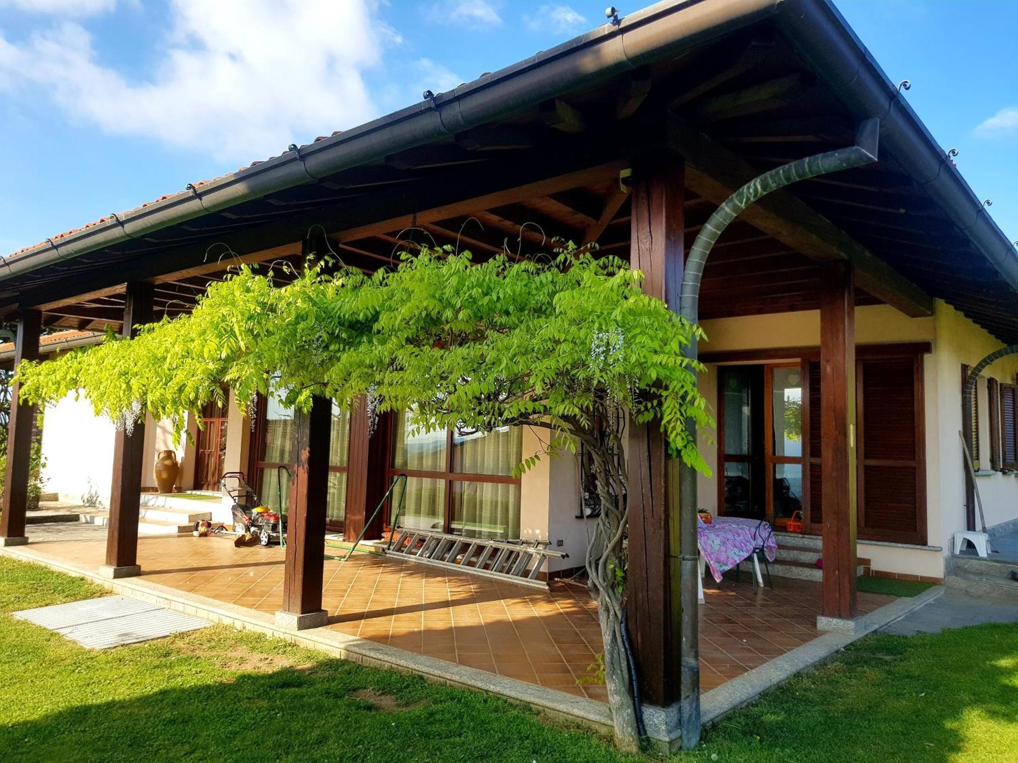 B&B Margot Albavilla Exterior photo